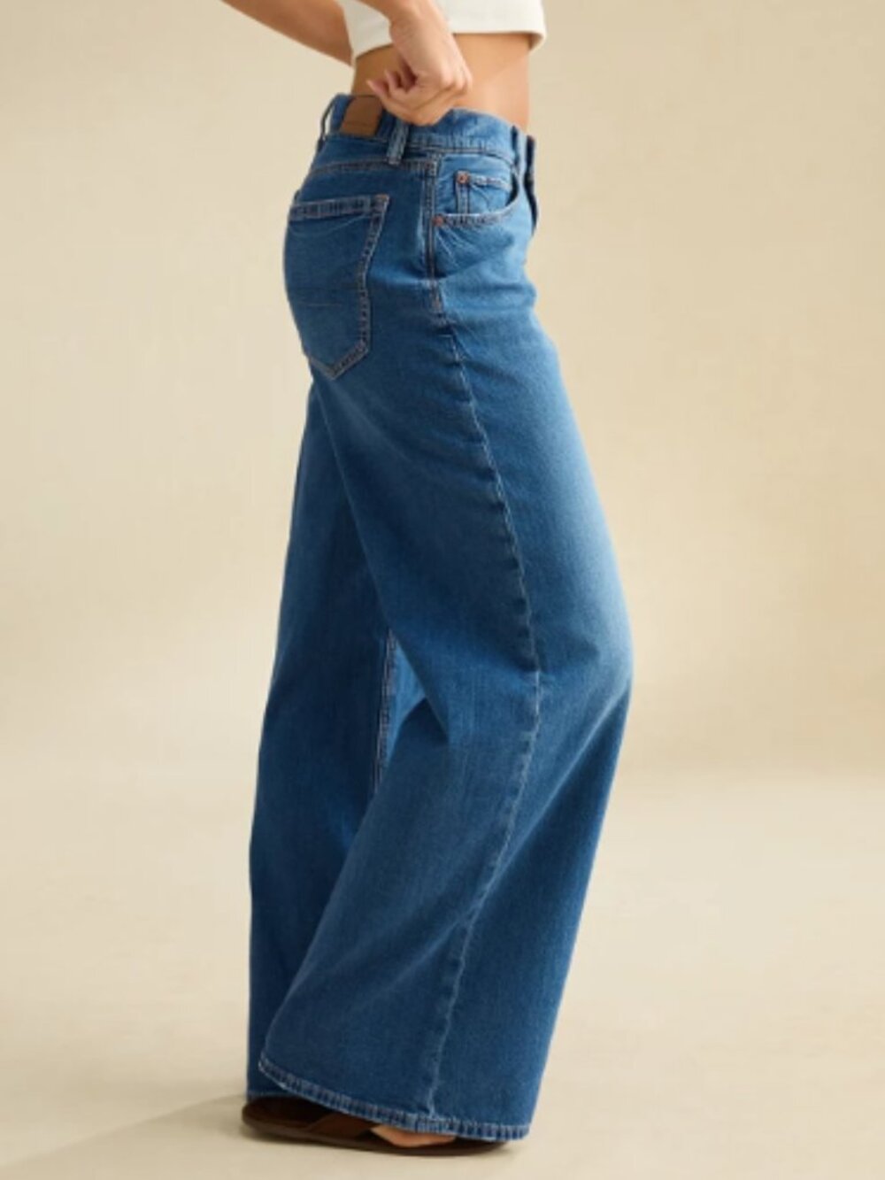 AE Low-Rise Baggy Ultra Wide-Leg Jeans Size 6 Medium Wash Relaxed Fit Casual
